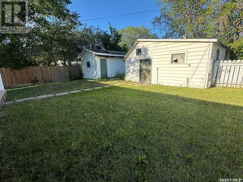 320 Government Road, Weyburn, SK - Outdoor