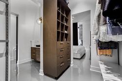 Walk-in closet - 