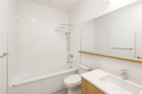 108-9570 Fifth St, Sidney, BC - Indoor Photo Showing Bathroom