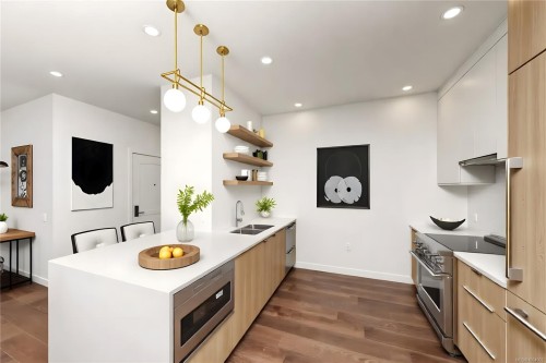 108-9570 Fifth St, Sidney, BC - Indoor Photo Showing Kitchen With Double Sink With Upgraded Kitchen