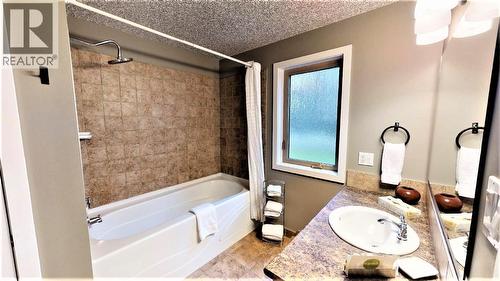 400 Bighorn Boulevard Unit# 416 F, Radium Hot Springs, BC - Indoor Photo Showing Bathroom