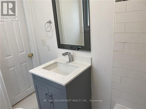 1164 Cannon Street E, Hamilton, ON - Indoor Photo Showing Bathroom