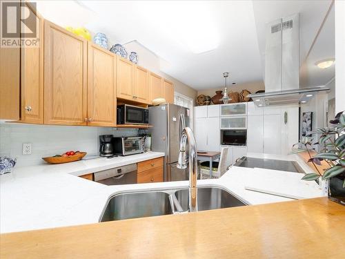 1207 Marine Drive, West Vancouver, BC - Indoor Photo Showing Kitchen With Double Sink