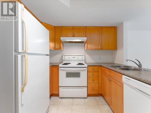 1207 Marine Drive, West Vancouver, BC - Indoor Photo Showing Kitchen With Double Sink