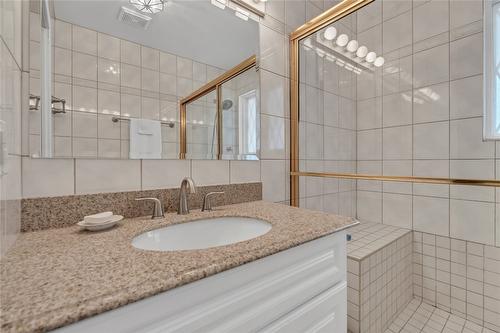 221 West Place, Princeton, BC - Indoor Photo Showing Bathroom