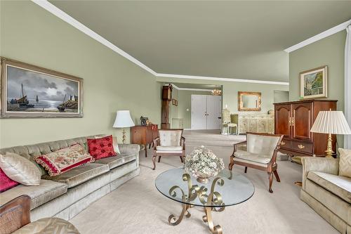 221 West Place, Princeton, BC - Indoor Photo Showing Living Room