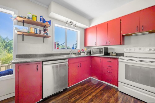 680 Pine St, Nanaimo, BC - Indoor Photo Showing Kitchen With Double Sink