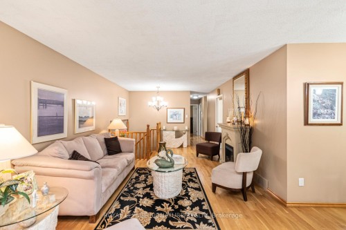 55 Hanover Place, Hamilton, ON - Indoor Photo Showing Living Room