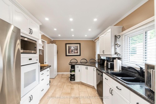 55 Hanover Place, Hamilton, ON - Indoor Photo Showing Kitchen With Double Sink With Upgraded Kitchen