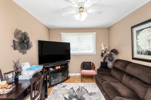 55 Hanover Place, Hamilton, ON - Indoor Photo Showing Living Room