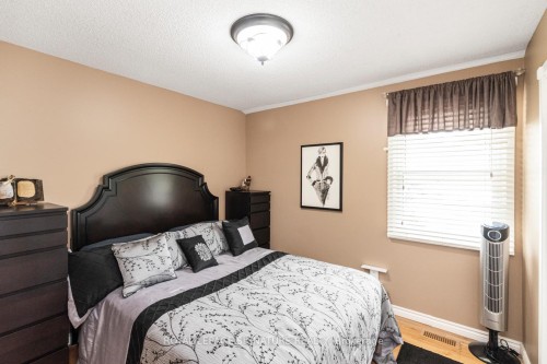 55 Hanover Place, Hamilton, ON - Indoor Photo Showing Bedroom