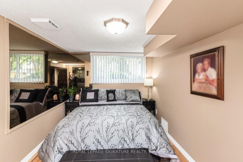 55 Hanover Place, Hamilton, ON - Indoor Photo Showing Bedroom