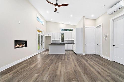 Vue d'ensemble - 24 Rue Second, Otter Lake, QC - Indoor With Fireplace