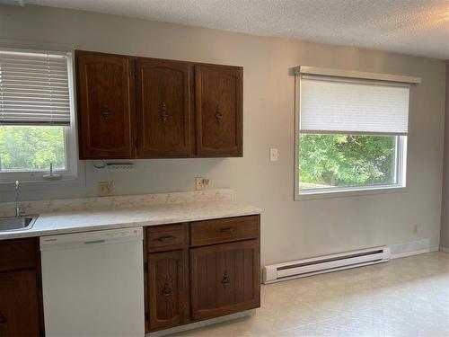 212 9Th Avenue S, Swan River, MB - Indoor Photo Showing Kitchen