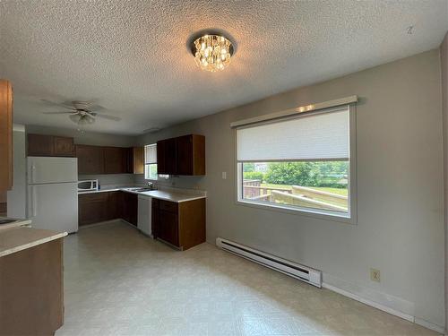 212 9Th Avenue S, Swan River, MB - Indoor Photo Showing Kitchen