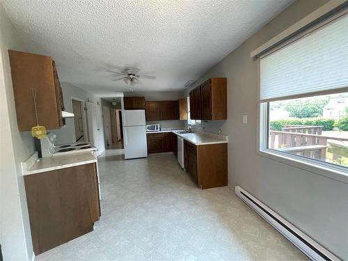 212 9Th Avenue S, Swan River, MB - Indoor Photo Showing Kitchen