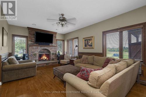 692 5 Concession W, Hamilton, ON 