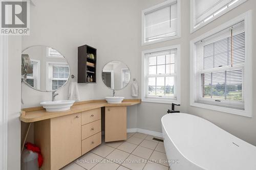 692 5 Concession W, Hamilton, ON 