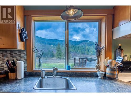 1097 Lakeview Arrow Creek Road, Creston, BC - Indoor Photo Showing Kitchen