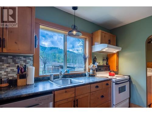 1097 Lakeview Arrow Creek Road, Creston, BC - Indoor Photo Showing Kitchen With Double Sink