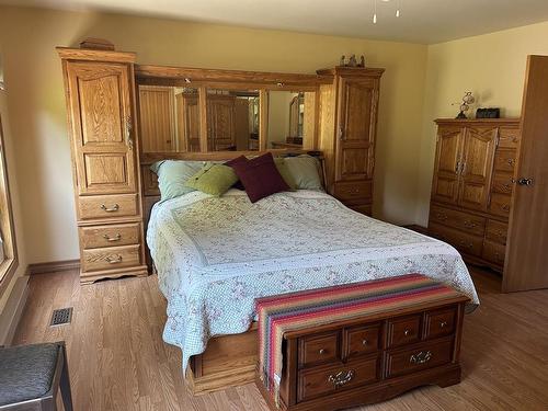 40 Hunter Road, Killraine Twp, ON - Indoor Photo Showing Bedroom