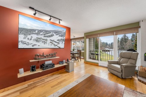 217-205 1St St, Courtenay, BC - Indoor Photo Showing Living Room