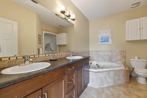 21-2421 Glacier Court, Kelowna, BC - Indoor Photo Showing Bathroom