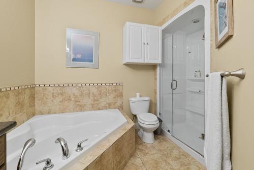 21-2421 Glacier Court, Kelowna, BC - Indoor Photo Showing Bathroom