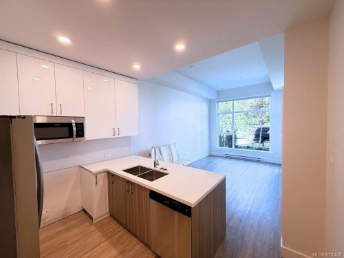 106-6320 Sentinal Dr, Nanaimo, BC - Indoor Photo Showing Kitchen With Double Sink