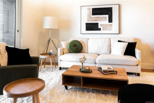 304-45 Haliburton St, Nanaimo, BC - Indoor Photo Showing Living Room