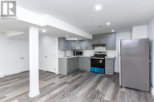 14 Paramount Place, Brampton, ON - Indoor Photo Showing Kitchen
