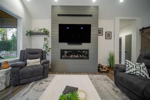 2106 Whistle Wood Way, Cranbrook, BC - Indoor Photo Showing Living Room With Fireplace