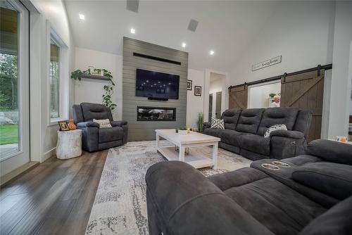 2106 Whistle Wood Way, Cranbrook, BC - Indoor Photo Showing Living Room With Fireplace