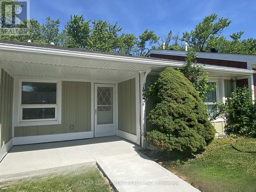 42 SZOLLOSY CIRCLE  Hamilton, ON L9B 1T8