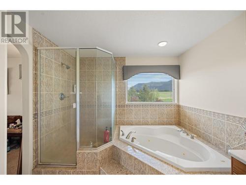 Primary en-suite - 910 Lumby Mabel Lake Road, Lumby, BC 