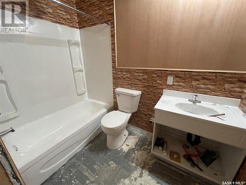 304 5Th Avenue W, Coleville, SK - Indoor Photo Showing Bathroom