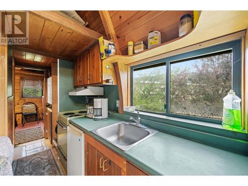 Cottage kitchen - 910 Lumby Mabel Lake Road, Lumby, BC 