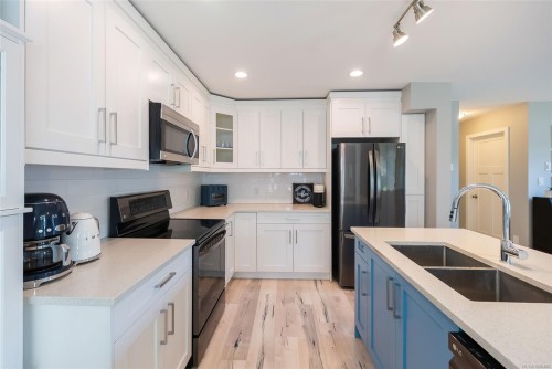 1341 Blue Heron Rd, Nanaimo, BC - Indoor Photo Showing Kitchen With Double Sink