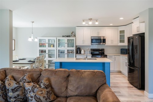 1341 Blue Heron Rd, Nanaimo, BC - Indoor Photo Showing Kitchen