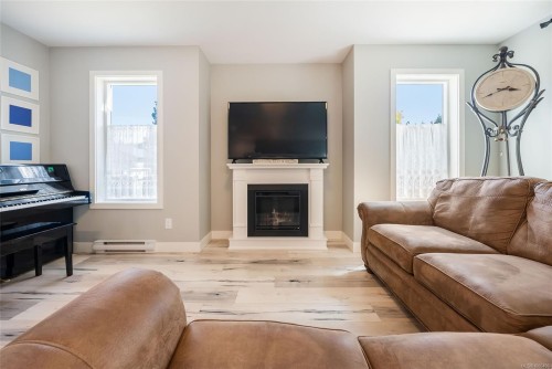 1341 Blue Heron Rd, Nanaimo, BC - Indoor Photo Showing Living Room With Fireplace