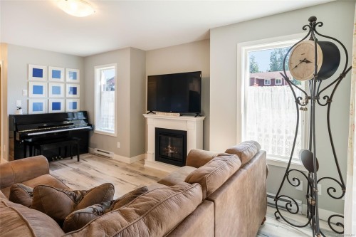 1341 Blue Heron Rd, Nanaimo, BC - Indoor Photo Showing Living Room With Fireplace