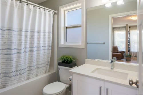 1341 Blue Heron Rd, Nanaimo, BC - Indoor Photo Showing Bathroom