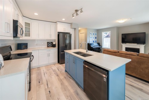 1341 Blue Heron Rd, Nanaimo, BC - Indoor Photo Showing Kitchen With Double Sink