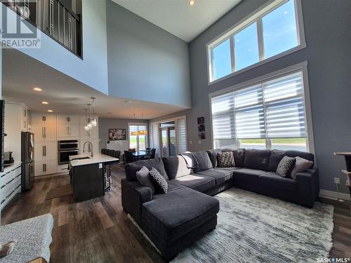 836 Mctaggart Drive, Weyburn, SK - Indoor Photo Showing Living Room