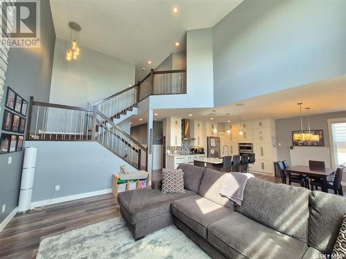 836 Mctaggart Drive, Weyburn, SK - Indoor Photo Showing Living Room