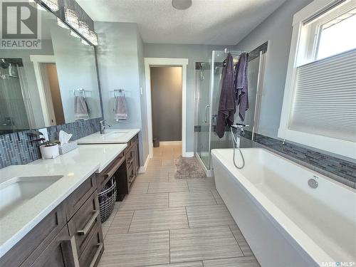 836 Mctaggart Drive, Weyburn, SK - Indoor Photo Showing Bathroom