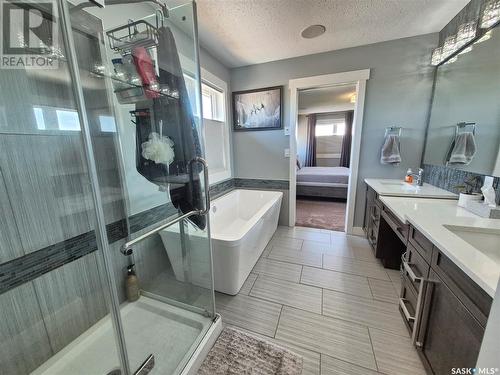 836 Mctaggart Drive, Weyburn, SK - Indoor Photo Showing Bathroom