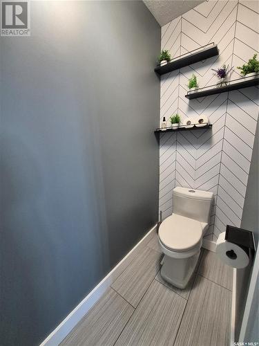 836 Mctaggart Drive, Weyburn, SK - Indoor Photo Showing Bathroom