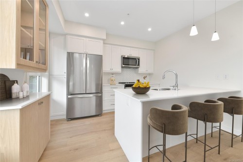 203-9716 Third St, Sidney, BC - Indoor Photo Showing Kitchen With Upgraded Kitchen