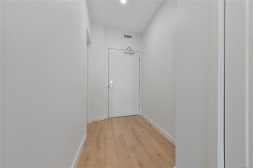 203-9716 Third St, Sidney, BC - Indoor Photo Showing Other Room